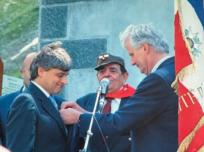 L'assessore Luciano Caveri riceve la Légion d'honneur dalle mani di Michel Barnier