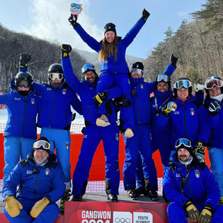 Giorgia Collomb portata in trionfo dagli azzurri (photo credit FISI)