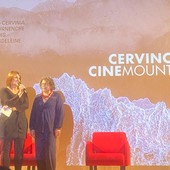 La sindaca Elisa Cicco porta i saluti della comunità votornen al pubblico del Cervino Cinemountain Film Festival