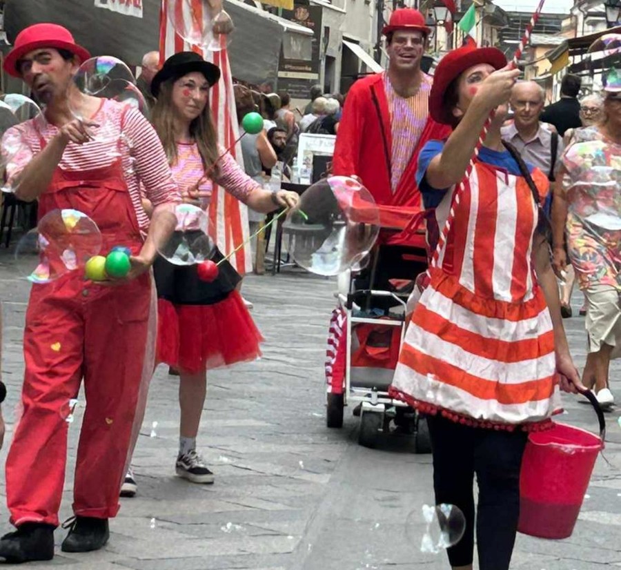 Aosta, impazza 'Commercianti in Festa' e dalle 20 'Serata Rossonera'