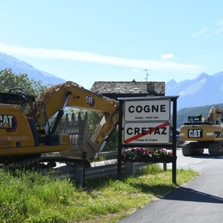 Dopo alluvione; questa mattina scavatori e camion sono arrivati nel centro di Cogne