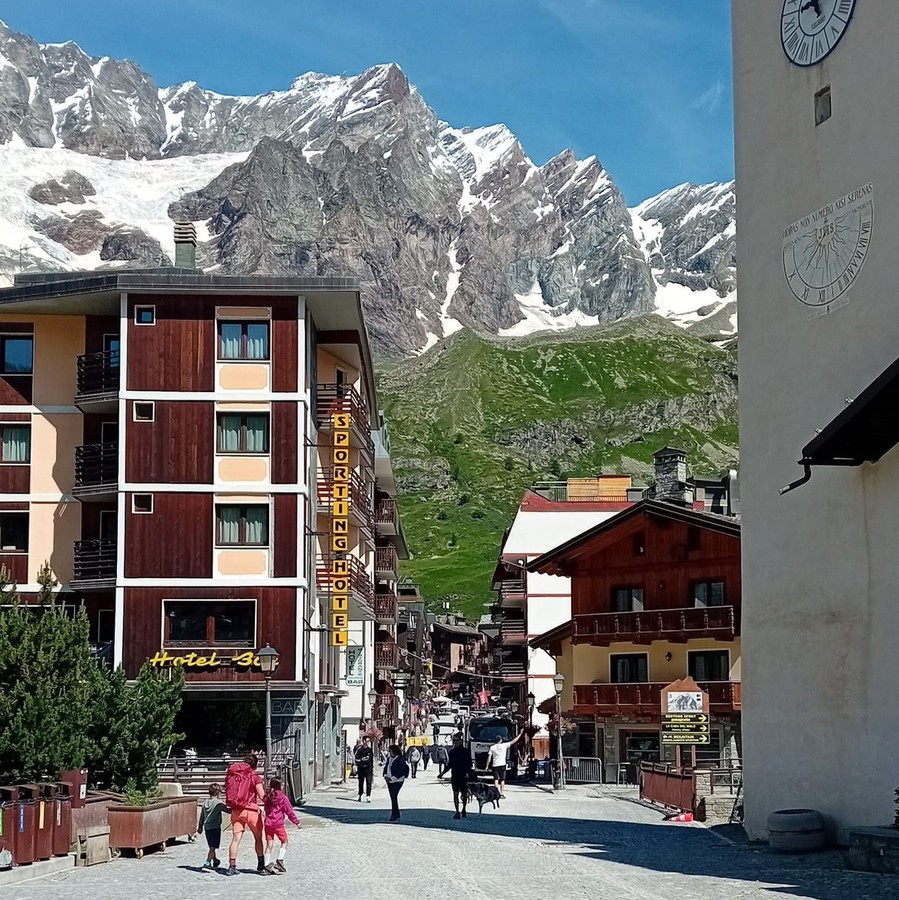 L'ingresso del centro di Cervinia questa mattina (foto di Marco Pellissier)