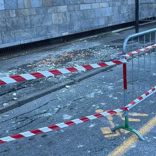 Aosta, caduta calcinacci dal tetto del Mercato coperto, verifiche strutturali in corso