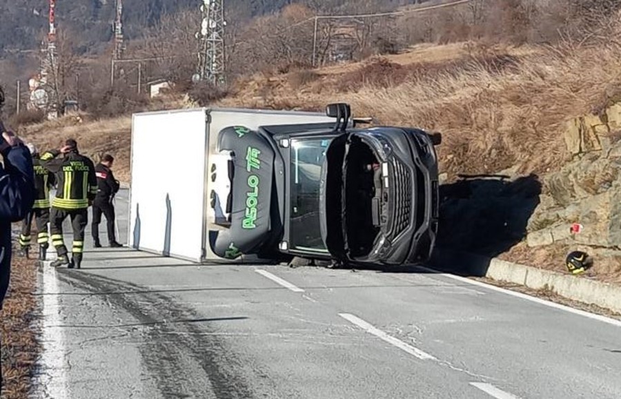 Malore al volante, camion si ribalta sulla strada del Col de Joux