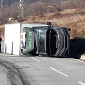 Malore al volante, camion si ribalta sulla strada del Col de Joux