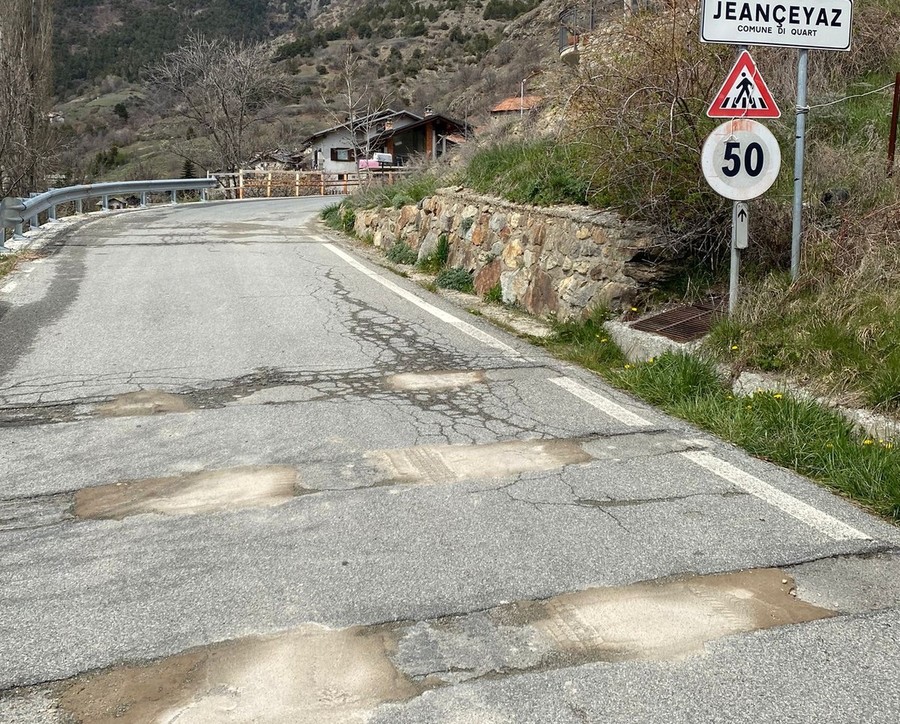 Quart, ignoti vandali danneggiano con cemento i dissuasori di velocità