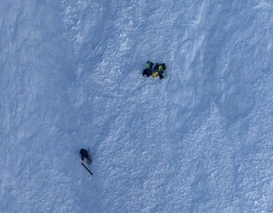 Soccorsi sul Bianco scialpinista in valanga e freerider caduto