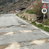 Quart, ignoti vandali danneggiano con cemento i dissuasori di velocità