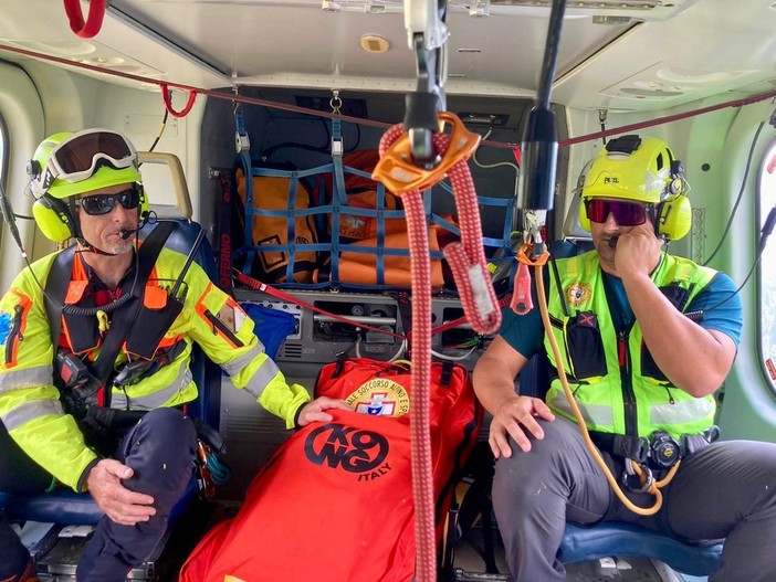 Soccorso dall'elicottero un concorrente del Tor des Glaciers