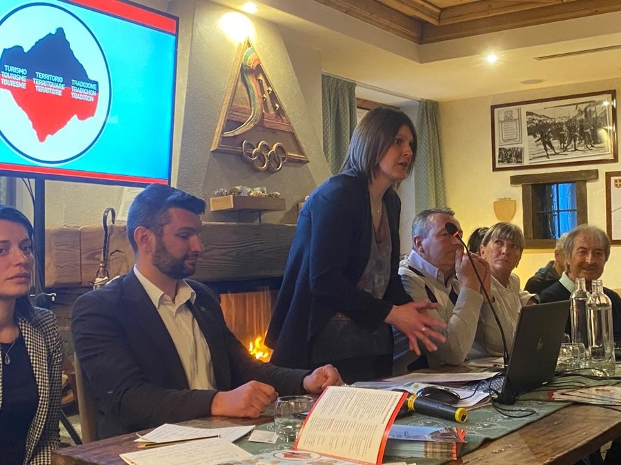 Elisa Cicco e alla sua destra nella foto il candidato vicesindaco Massimo Chatrian