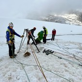 L'alpinista estratto dal crepaccio dalle guide della Gendarmeria di Chamonix