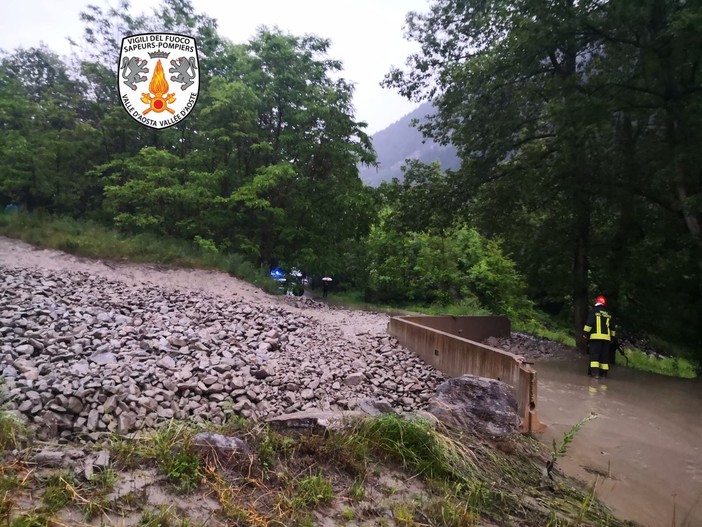 Morgex: bomba d'acqua fa esondare il torrente Dailey, strada chiusa