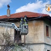 Incendio coinvolge una scuola chiusa da anni sulla collina di Nus