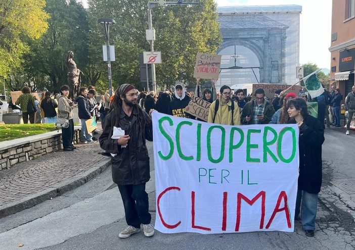 Ad Aosta il festoso ma agguerrito corteo degli studenti di Fridays for Future