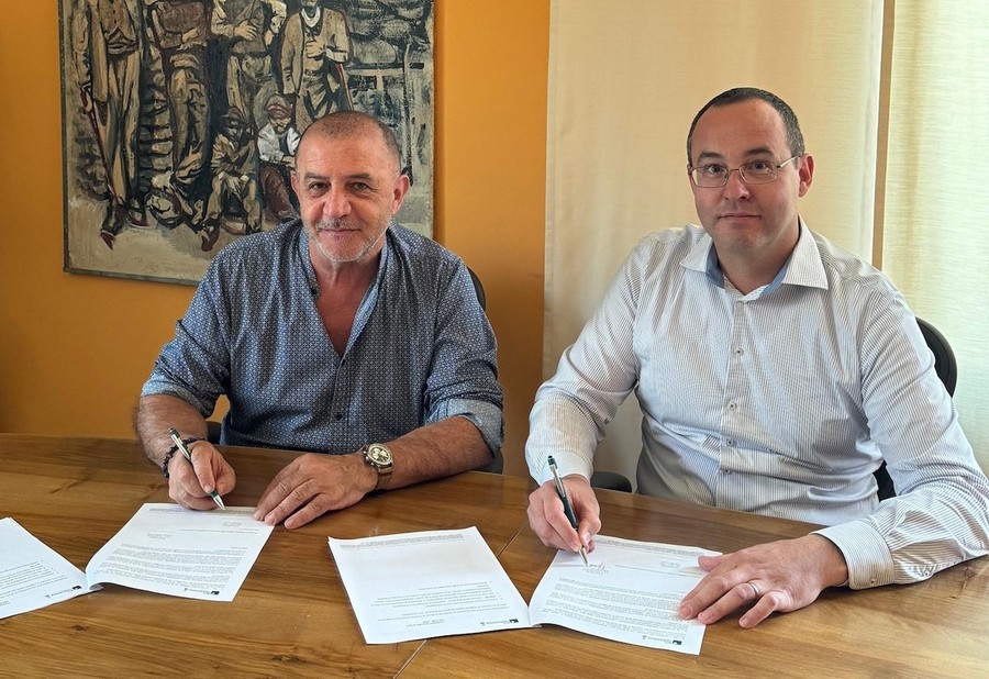 Claudio Latino e Davide Adolfo Ferrè alla firma dell'accordo
