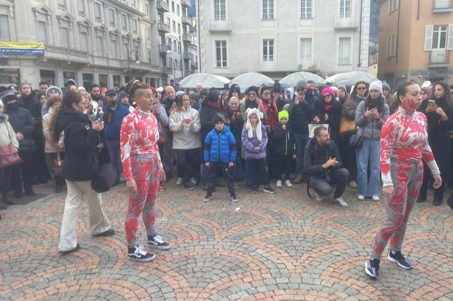 In 300 in piazza Chanoux per urlare 'basta' a femminicidi e violenze di genere VIDEO FLASH MOB