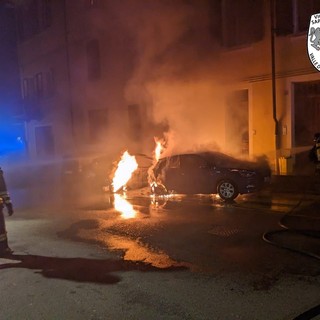 Indagine dei carabinieri sull'incendio auto della notte scorsa a Chatillon