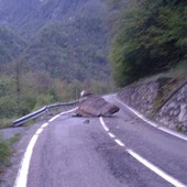 Grosso masso sulla regionale di Pontboset, chiusa la strada