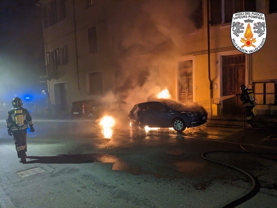 Chatillon, tre auto a fuoco nella notte