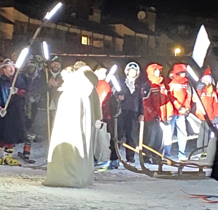 Uno scatto 'rubato' ieri a Cervinia all'arrivo di Gargantua e della Dama Bianca