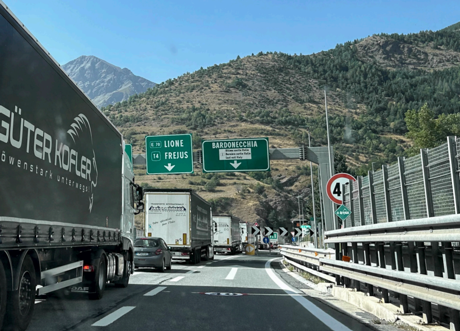 Temporaneo stop ai Tir al traforo del Fréjus: traffico pesante dirottato al Monte Bianco