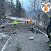 Vigili del fuoco appena intervenuti nel giorno della caduta della frana