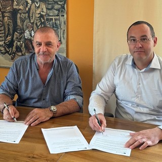 Claudio Latino e Davide Adolfo Ferrè alla firma dell'accordo