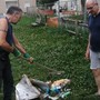 Fratelli d'Italia con scopa e paletta nelle vie del quartiere Dora