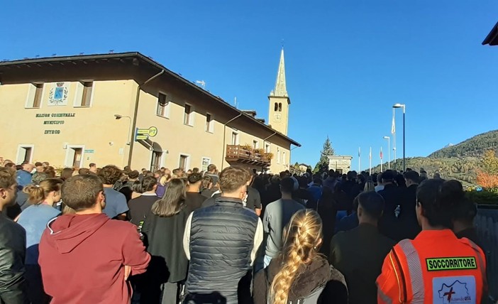 Tutta Introd unita nell'abbraccio alla famiglia di Claire Vanin