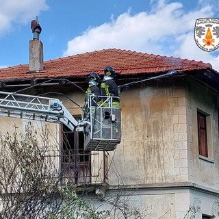 Incendio coinvolge una scuola chiusa da anni sulla collina di Nus