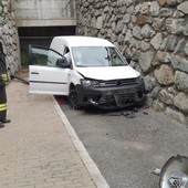Il furgone precipitato giù dal muretto (fonte Vigili del fuoco)