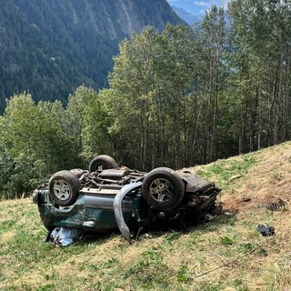 Fuoristrada finisce in pendio, un ferito