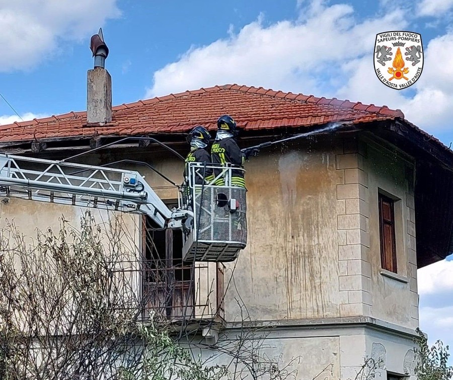 Incendio coinvolge una scuola chiusa da anni sulla collina di Nus