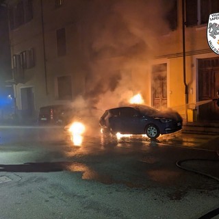 Chatillon, tre auto a fuoco nella notte