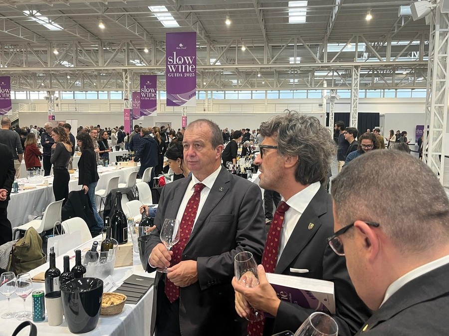 Stefano Gosatti (a sn), delegato Fisar Valle d'Aosta insieme a Roberto Donadini, presidente nazionale della Federazione italiana dei sommelier