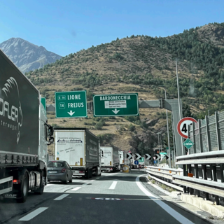 Temporaneo stop ai Tir al traforo del Fréjus: traffico pesante dirottato al Monte Bianco