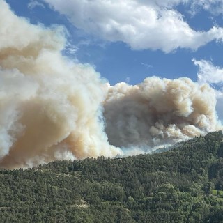 Inferno di fuoco sopra Aymavilles