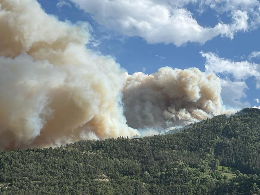 Anche la pioggia ha aiutato a spegnere il grande incendio duro a morire