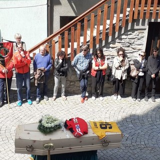 Nella chiesa di La Thuile, tra le lacrime, il commosso saluto di Didier all'amata Janira