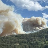 Anche la pioggia ha aiutato a spegnere il grande incendio duro a morire