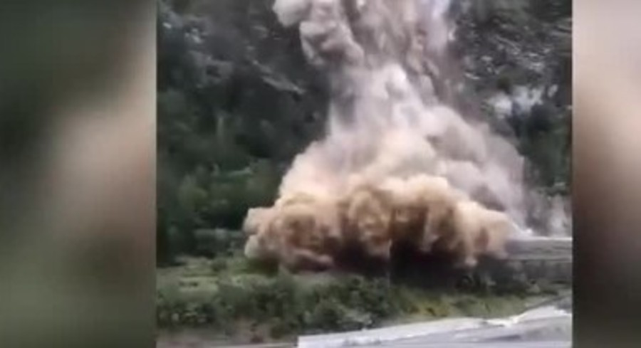 Frana enorme nella Maurienne (Savoie), chiuse A43 e ferrovia verso l'Italia IL VIDEO