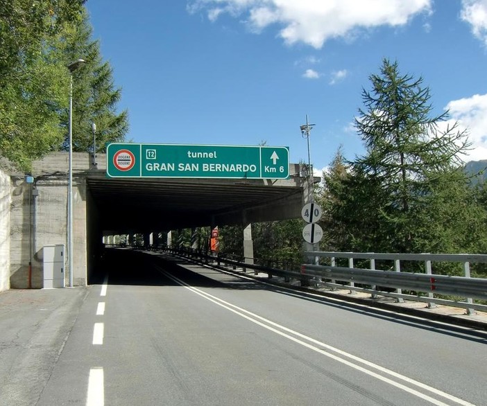 Tunnel G.S. Bernardo, gli svizzeri avviano i lavori alla soletta ma si fermano subito: lastre di cemento armato non a norma