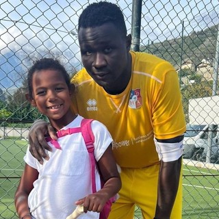 Lys Gomis con la figlia, immagine da lui postata sul commento apparso ieri su Facebook