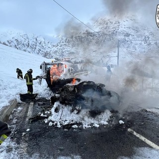 Il fuoco distrugge un gatto delle nevi a La Thuile