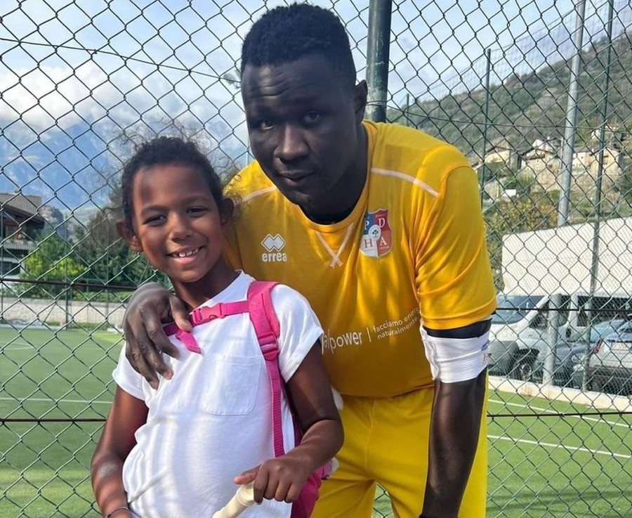 Lys Gomis con la figlia, immagine da lui postata sul commento apparso ieri su Facebook