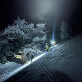 I soccorritori scendono a valle con l'escursionista