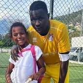 Lys Gomis con la figlia, immagine da lui postata sul commento apparso ieri su Facebook