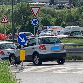 Auto contro Apecar sulla statale 26 alla rotatoria di Nus, due feriti