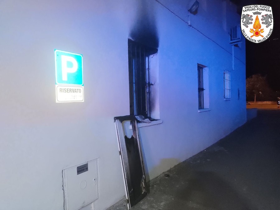 Aosta, domato nella notte l'incendio nella sala riunioni di una palazzina