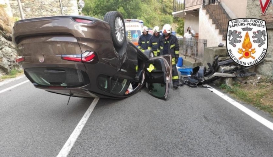 Auto si capovolge; tre feriti all'ospedale